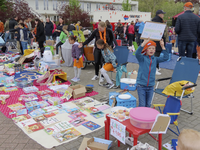 902321 Afbeelding van de kindervrijmarkt op het grote parkeerterrein bij het begin van de Meerndijk te De Meern ...